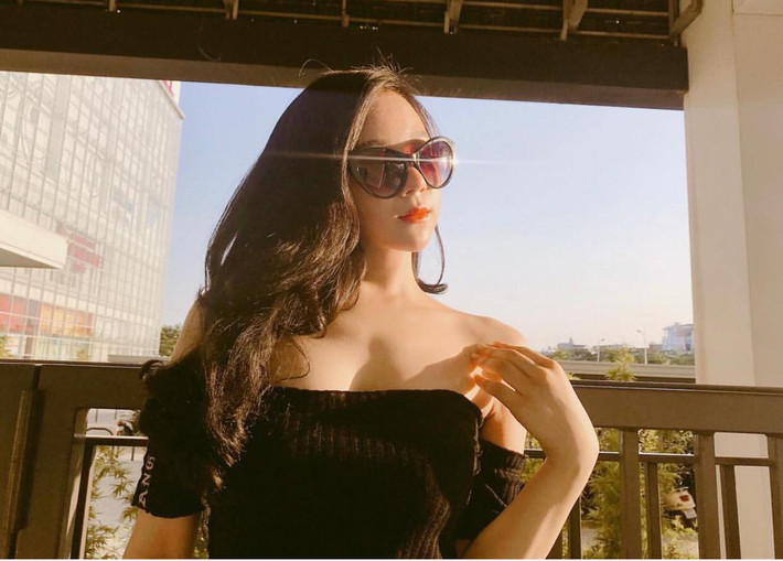 Trên MXH, Thủy Tiên vốn được chú ý và yêu thích nhờ thường xuyên đăng ảnh gợi cảm khoe đường cong cơ thể bốc lửa, việc xuất hiện một bức ảnh thiếu đẹp như trên khiến không ít fan của hot girl ngủ gật Hưng Yên hoang mang.