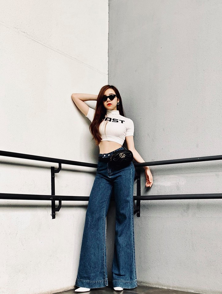 Cô nàng này đã từng sử dụng thời trang để che đi đôi chân kém đẹp của mình.
