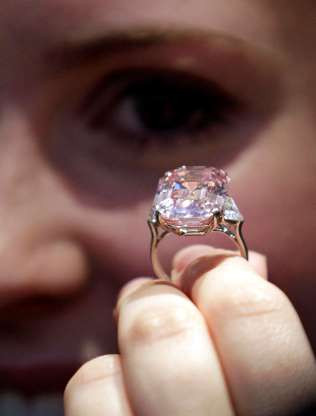 Viên kim cương 24,78 carat này từng thuộc về nhà kim hoàn Mỹ Harry Winston, sau đó được Sotheby bán cho nhà kinh doanh kim cương nổi tiếng Laurence Graff với giá 46 triệu USD.