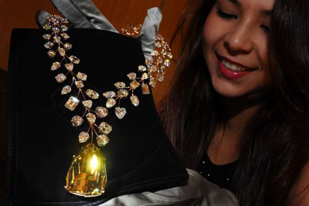 L'Incomparable là chiếc vòng cổ kim cương đắt nhất trên thế giới. Chiếc vòng 637 carat được chế tác bởi nhà kim hoàn nổi tiếng Mouawad và có giá 55 triệu USD tại một triển lãm trang sức ở Singapore năm 2013.
