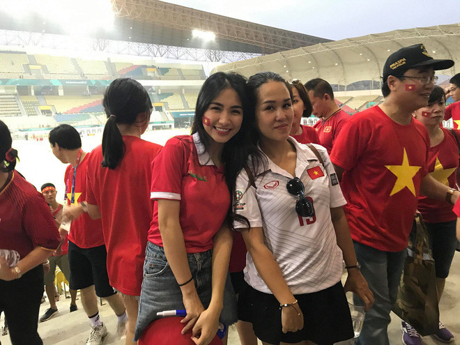 Hòa Minzy cùng diễn viên Hiếu Hiền sẽ đưa các cầu thủ nhí Việt Nam theo dõi các trận cầu diễn ra trong ASIAD 18. Nữ ca sĩ này có niềm đam mê lớn với môn thể thao vua. Cô từng xuất hiện cổ vũ không ít trận cầu.