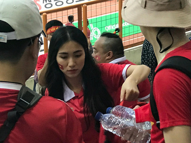 Đã lâu lắm rồi người ta mới thấy sự xuất hiện của Hòa Minzy trên khán đài xem bóng. Ngày trước khi cô và Công Phượng vẫn là một đôi, nữ ca sĩ này thường xuyên đến cổ vũ cho bạn trai ở các giải đấu.
