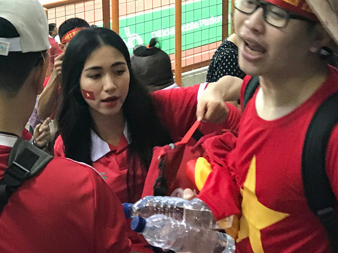 Ngay sau đó, luồng dư luận cho rằng, sự xuất hiện của Hòa Minzy khiến cầu thủ Olympic Việt Nam - Nguyễn Công Phượng sút trượt tới 2 quả 11m, điều mà các cầu thủ lớn trên thế giới như Messi hay Ronaldo đều "không làm được".