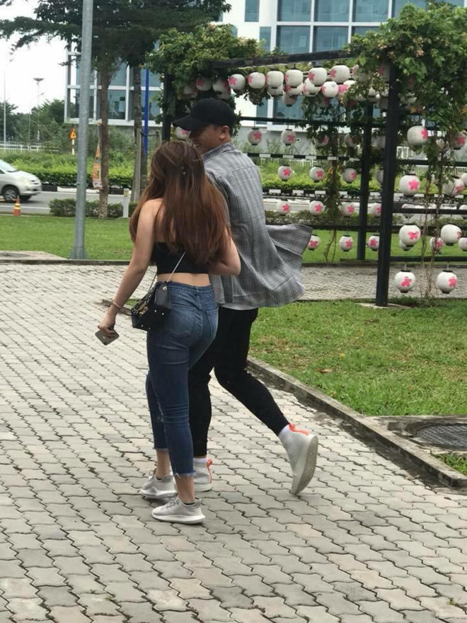 Cụ thể, sáng ngày 19/12, dân mạng phát hiện loạt ảnh chech-in cùng một địa điểm của thủ môn Bùi Tiến Dũng và cô bạn gái tin đồn Lê Thị Thanh (Thanh Mèo).