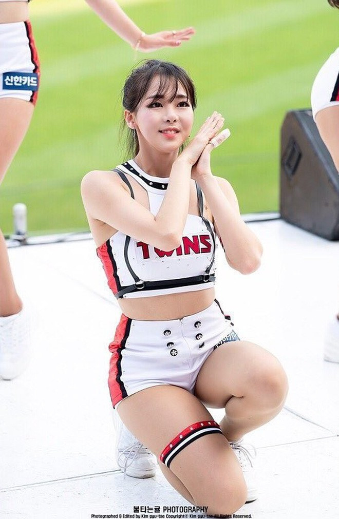 Young Hyun có chiều cao vô cùng lý tưởng, đôi chân dài thẳng tắp cùng số đo 3 vòng cực chuẩn làm người ta chỉ muốn ngắm mãi không thôi.
