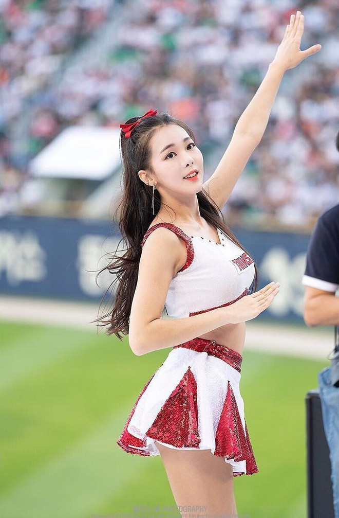 Được biết, Cha Young Hyun sinh năm 1997, hiện đang là cheerlear thuộc đội cheer The Burning Citrus, dưới biên chế đội bóng chày LG Twins.
