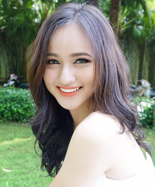 Nhắc đến cái tên Mai Tây hẳn nhiều người còn lạ lẫm gì, cô bạn 10x Cần Thơ này gây ấn tượng cực mạnh với nhiều dân mạng bằng gương mặt đẹp không góc chết. Cùng nhờ nhan sắc của mình, Mai Tây đã đạt giải Nhất cuộc thi Búp Bê Xinh khu vực đồng bằng sông Cửu Long.