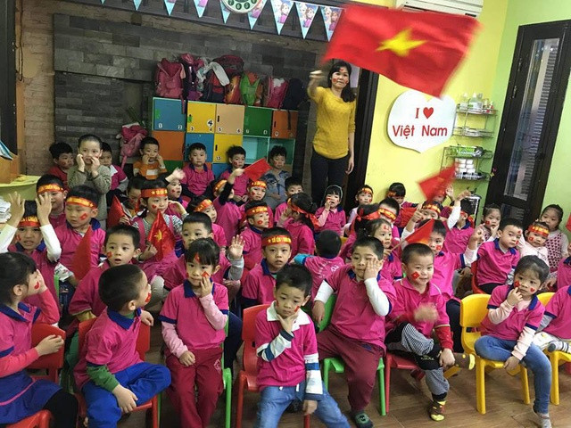 Có thể coi việc tổ chức cho học sinh - sinh viên xem bóng đá tập thể là một hoạt động ngoại khóa để thúc đẩy tinh thần yêu nước.