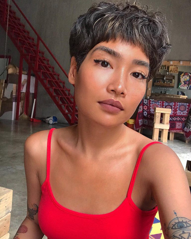 Dù không có chiều cao ấn tượng như các hot girl khác như Louis Hà vẫn tự tin khoe thân hình với những bộ đồ thời trang cực hợp lý để che đi khuyết điểm của bản thân mình.