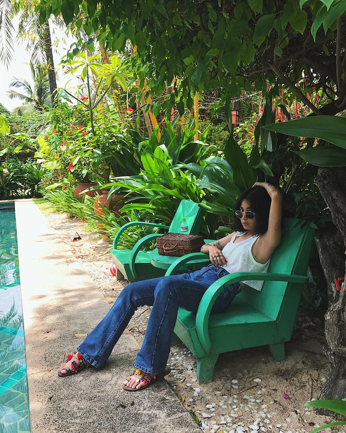 Đam mê thời trang, nhiếp ảnh, Louis Hà đang là giám đốc một thương hiệu thời trang được nhiều bạn trẻ ở Sài Gòn biết đến và rất yêu thích. Cô chủ shop xinh đẹp cũng thường xuyên tự mình làm mẫu cho các sản phẩm, trang phục tạo ấn tượng không nhỏ với các khách hàng trẻ tuổi.