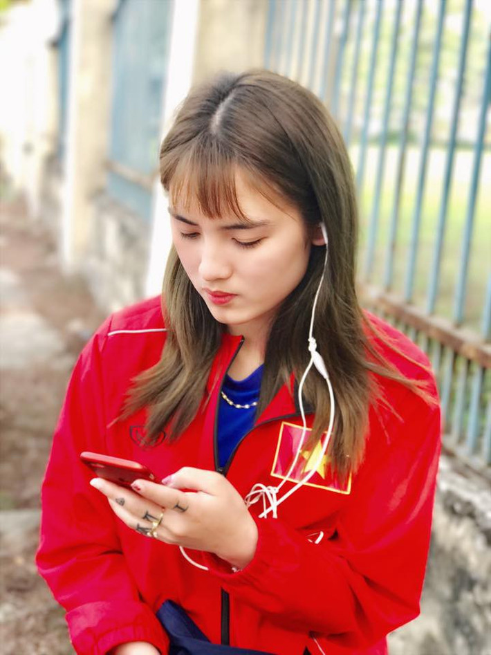 Nữ cầu thủ 20 tuổi Thái Nguyên được dân mạng nhắc tới có tên Đình Thị Kim Huế. Cô nàng này gây ấn tượng bằng vẻ ngoài xinh đẹp và nếu không biết trước là cầu thủ thì ai cũng nghĩ cô nàng này phải làm văn phòng hoặc người mẫu.