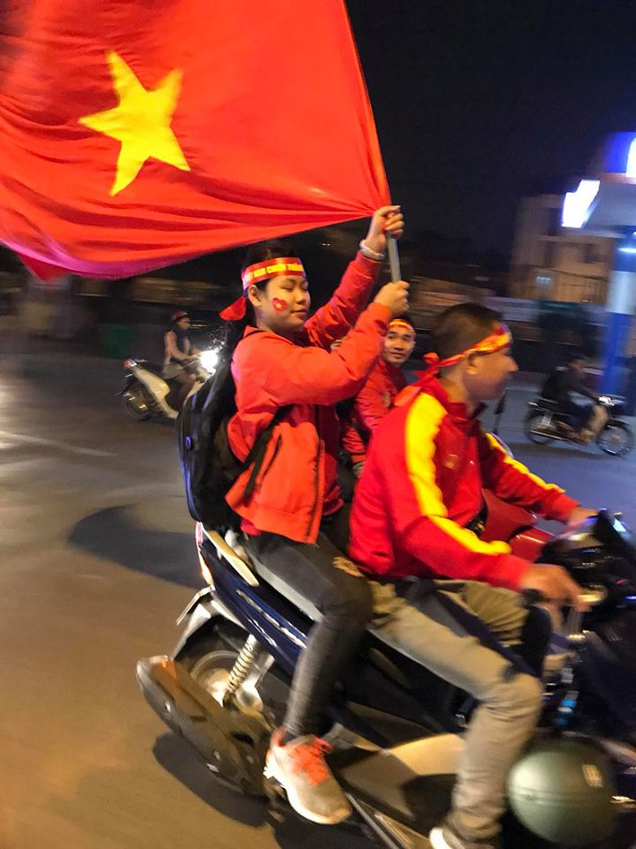 Bên cạnh những ý kiến chia vui với các cầu thủ Việt Nam đang chiến đấu trên đất Trung Quốc, rất nhiều dân mạng đã có ý kiến rằng: "Dù có vui mừng nhưng mong các CĐV cũng nên tôn trọng luật lệ như đội mũ bảo hiểm để đảm bảo an toàn cho chính mình và những người tham gia giao thông".