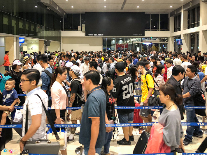 4h sáng ngày 28/4, tại khu vực ga đi quốc nội, sân bay Tân Sơn Nhất (TP.HCM), hàng nghìn người ùn ùn đổ về đây để đi nghỉ lễ.
