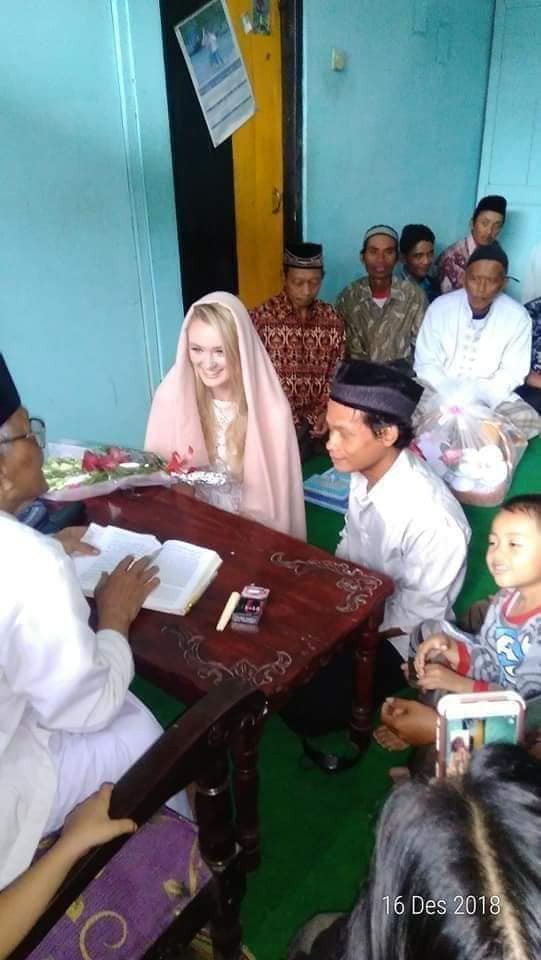 Ngay sau khi đám cưới được diễn ra, những bức ảnh của Karna và Polly đã gây sốt trên các phương tiện truyền thông xã hội.
