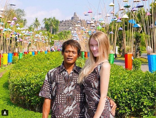 Nhiều người đã "soi mói" về cặp đôi này từ đầu tới cuối. Cụ thể, cô dâu Polly xinh đẹp trong chiếc váy cưới màu trắng giản dị, mỉm cười hạnh phúc trong khi chú rể mặc một chiếc áo sơ mi đơn giản khiến sự chênh lệch càng rõ ràng.