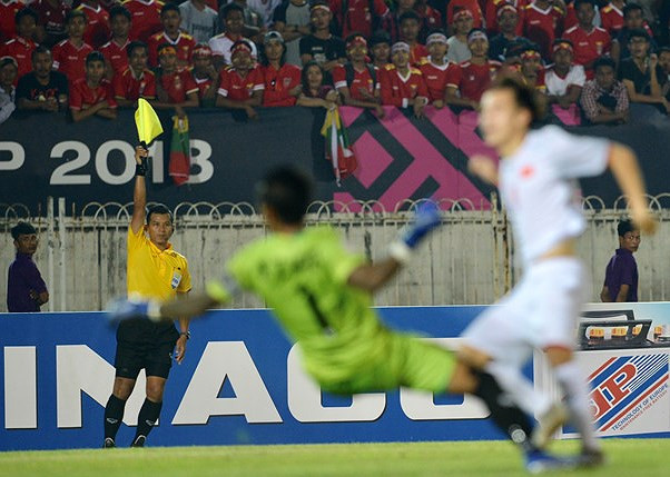 Mở đầu cho thống kê góc khuất của AFF Cup 2018 là tình huống trọng tài biên người Thái Lan phất cờ báo Văn Toàn việt vị trong trận đấu giữa ĐT Việt Nam và Myanmar tại lượt trận thứ ba, dẫn đến đến HLV Park Hang-seo mất đi 3 điểm oan uổng.