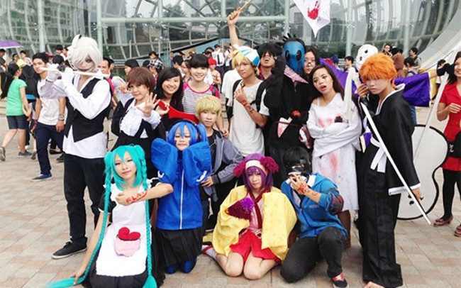 Cosplay phổ biến trong giới trẻ Nhật Bản và ngày nay nó trở thành hoạt động văn hóa, giải trí trên toàn thế giới. Những người yêu thích cosplay thường tìm những người chung chí hướng, lập thành nhóm, chuẩn bị tập kĩ lưỡng cho mỗi lần xuất hiện.