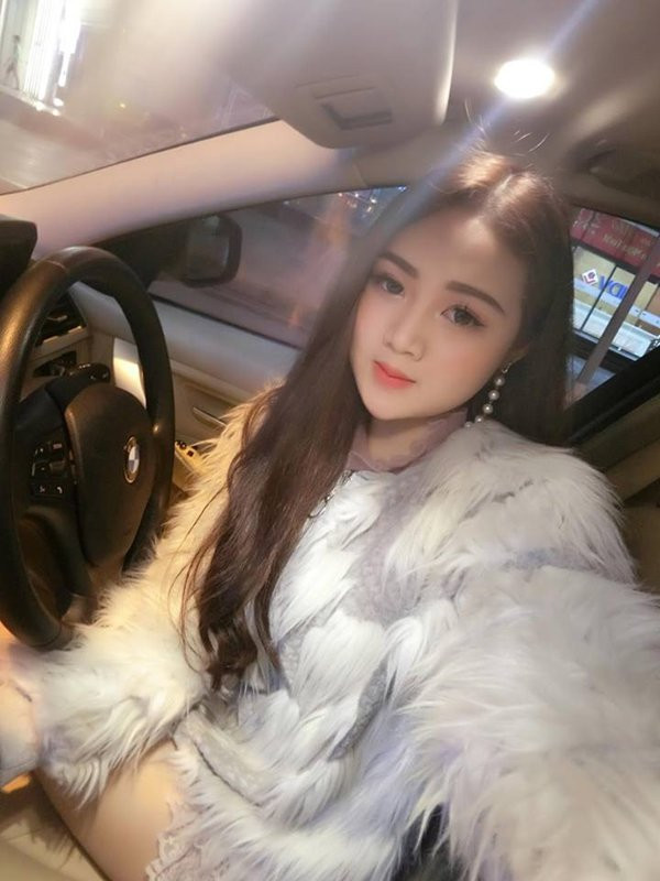 Không chỉ có vậy,. Đoàn Linh còn luôn thể hiện thần thái sang chảnh của mình ở mọi nơi, mọi lúc.