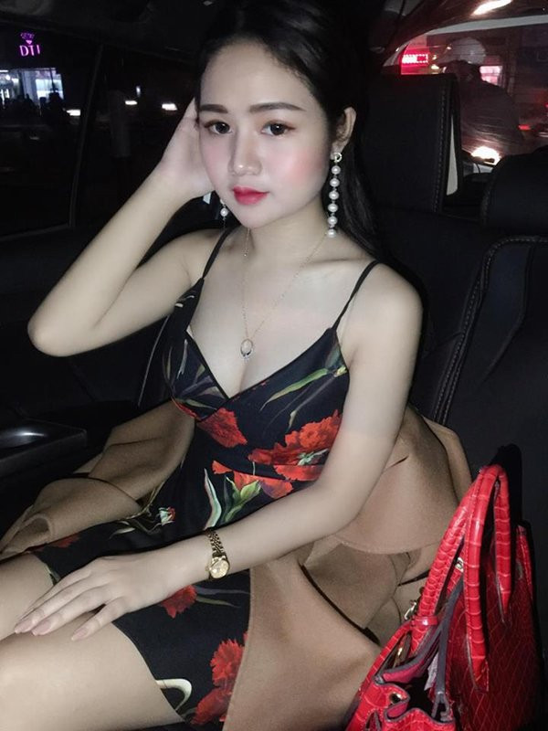 Trên Facebook cá nhân, Đoàn Linh cảm thấy khá bất ngờ khi bỗng nhiên được nhiều chàng trai xin kết bạn và bấm nút theo dõi trong những ngày qua. Theo nhiều người phỏng đoán, cô nàng cũng không thể ngờ rằng sự nổi tiếng của mình kéo đến chỉ sau 1 bức ảnh chụp.