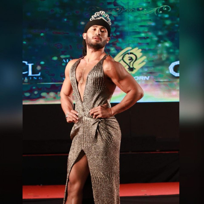 Trước đó, Sinon Loresca nổi lên nhờ một đoạn video catwalk ngoài trời đạt triệu lượt views.