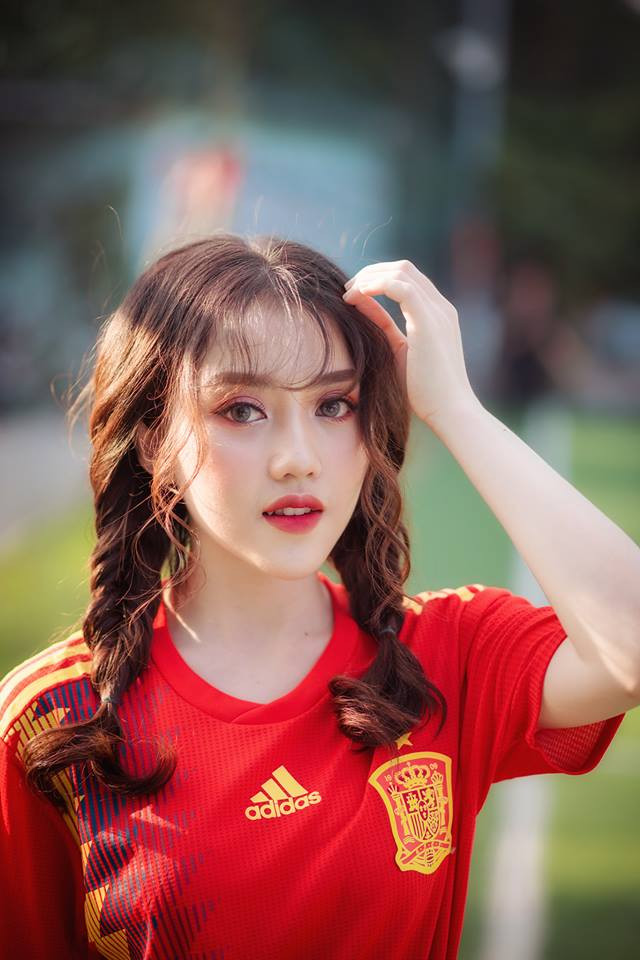 Đào Thị Thùy Dung hay còn biết đến với biệt danh "Bí Lùn Madridista" là nhân vật không còn xa lại gì với NHM CLB Real Madrid tại Việt Nam và cả cộng đồng mạng bởi tình yêu bóng đá cháy bỏng cùng vẻ ngoài xinh đẹp hút hồn của mình.