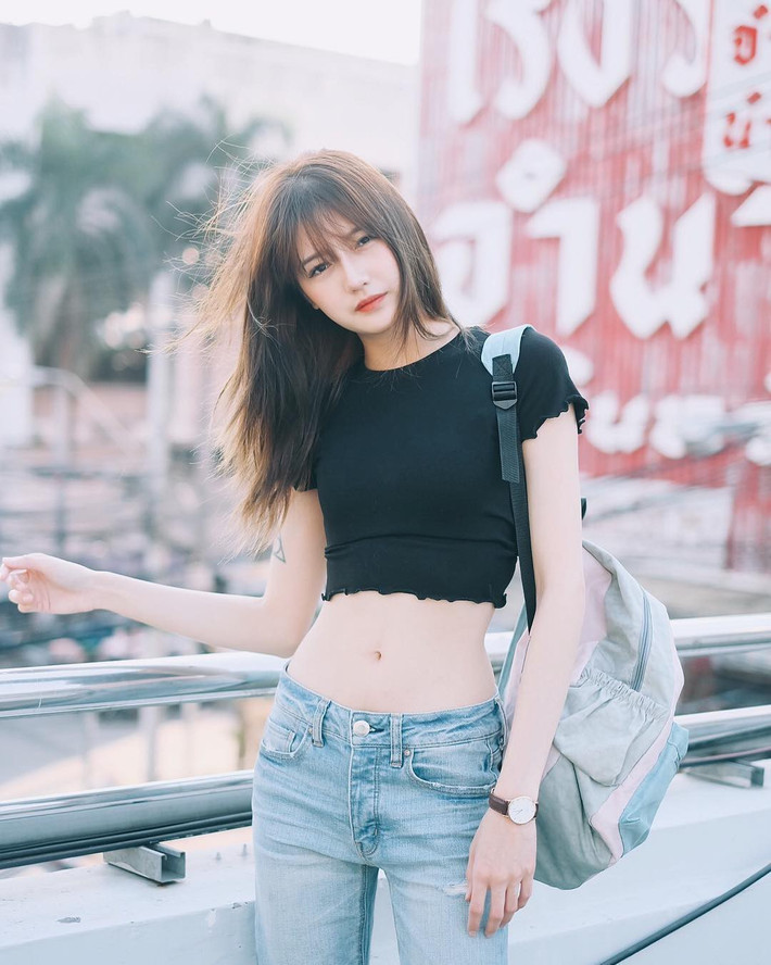 Ngoài khuôn mặt, làn da thì nhiều chị em phụ nữ cũng mơ ước mình có một vòng eo theo dạng "con kiến" cực chuẩn để không hổ thẹn với mọi người. Bởi vậy, nếu nói không quá khi các cô gái sở hữu vòng eo con kiến cực chuẩn luôn thu hút được sự chú ý của nhiều người mà điển hình như cô bạn người Thái Lan có tên Sinesyn.