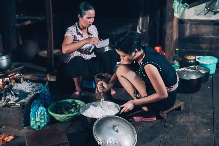 Khán giả nước ngoài cho rằng hình ảnh đó khiến H'Hen Niê hoàn toàn khác biệt so với tất cả thí sinh khác. Một hình ảnh bình dị, đẹp và rất tình cảm.