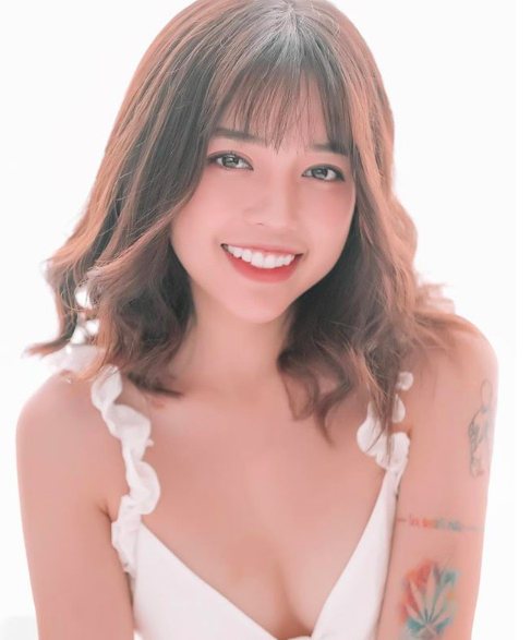 Cũng như nhiều streamer khác, khi mới bắt đầu theo đuổi đam mê trở thành một người bình luận game nổi tiếng, Ngọc Linh vấp phải sự phản đối mạnh mẽ của gia đình. Bởi bố mẹ cô cho rằng đây là công việc không đàng hoàng nhưng vì đam mê, cô gái 9X này đã vượt ra khỏi sức ép của gia đình để có thành công như ngày hôm nay.