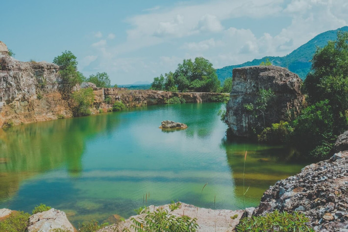Mặt hồ trong đến nỗi như là tấm kính phản chiếu cho cảnh vật xung quanh. Màu xanh ngắt của cỏ cây hòa quyện vào màu xanh ngọc bích của bầu trời tạo nên quang cảnh hùng vĩ, đẹp đến diệu kỳ.