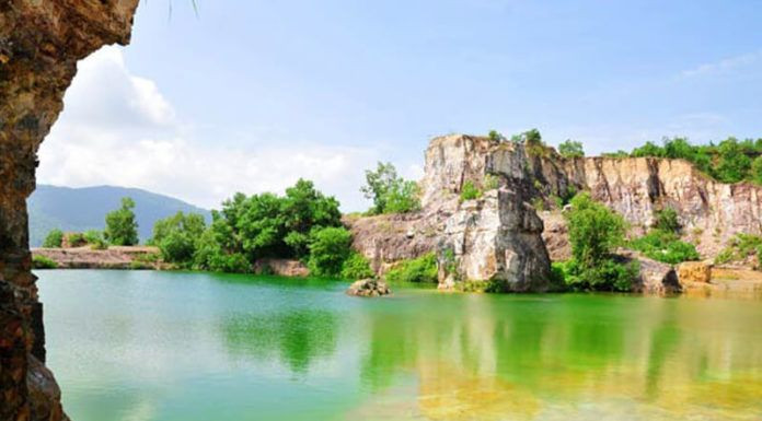 Hồ Tà Pạ thuộc địa phận xã Núi Tô, huyện Tri Tôn, tỉnh An Giang. Nơi đây nổi tiếng với hồ nước trong xanh có thể nhìn xuống được đáy. Xung quanh hồ được bao bọc bởi những ngọn núi cao hùng vĩ, tạo nên một không gian lãng mạn, nên thơ và hữu tình.