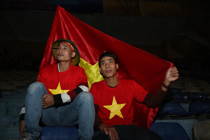 Sân Hàng Đẫy hôm nay dù không được kín khán đài như các buổi offline tại VCK U23 châu Á hay ASIAD 2018 vừa qua nhưng chừng đó cũng đủ để mọi người thể hiện tình yêu với đội tuyển Việt Nam.