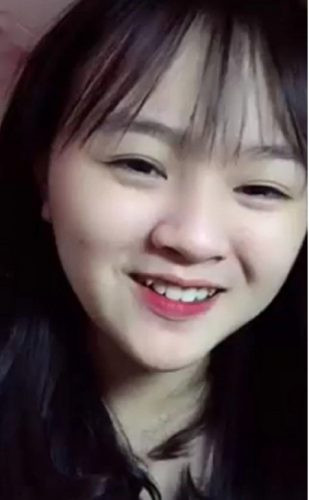 Mới đây, cộng đồng mạng truyền tay nhau đoạn clip ghi lại đoạn thoại của cô nàng 2001 khi kết hợp sử dụng hai chất giọng Nghệ An và Đắk Lắk cho đoạn thoại: "Anh ơi, anh có người yêu chưa? Chưa. Rứa thì anh lo tìm người yêu đi nhá. Sắp trung thu rồi đó".