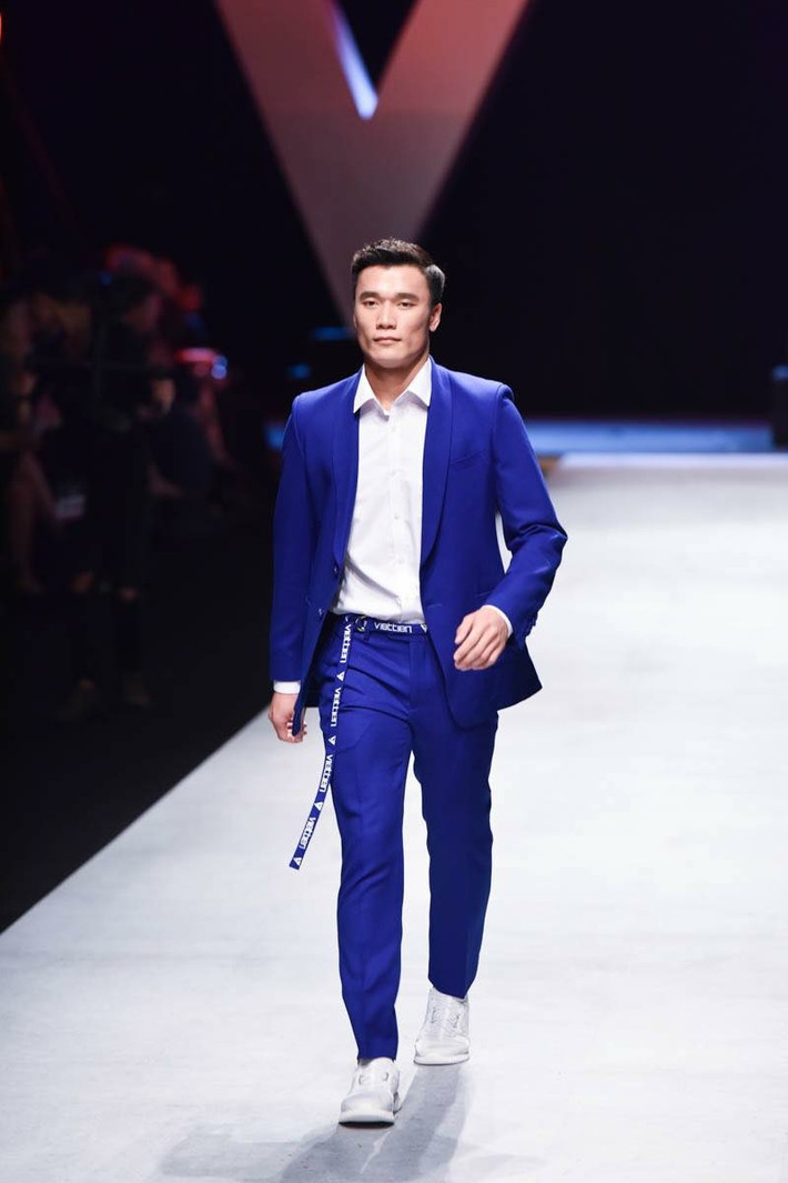 Bùi Tiến Dũng sinh ra trong gia đình bần nông nhưng anh lại may mắn có được dáng vóc cao to của bố và khí chất trời ban. Gương mặt lạnh lùng, góc cạnh cùng chiều cao 1m81 giúp chàng thủ thành gốc Thanh Hóa chiếm trọn sự chú ý từ NHM mỗi khi xuất hiện.