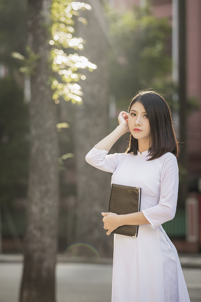 Nữ sinh ngành thiết kế thời trang gây mê dân mạng bằng bộ ảnh áo dài trắng đó là Phạm Thùy Linh, cô nàng này hiện là sinh viên của trường ĐH Kinh tế Kỹ thuật Công nghiệp Hà Nội.