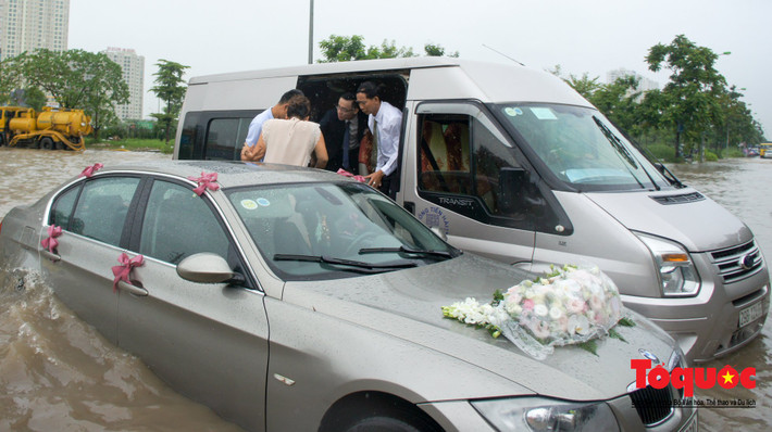 Đám cưới ngày mưa lũ cũng chẳng giống ai. Khi xe đón dâu phải gọi một chiếc xe khác đưa cô dâu về nhà chồng. Ảnh: Nam Nguyễn (Tổ Quốc)