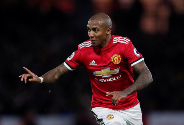 Theo nguồn tin từ Manchester Evening News, MU vừa mở các cuộc thương thảo với người đại diện của Young, nhằm thuyết phục họ gắn bó tương lai lâu hơn nữa.