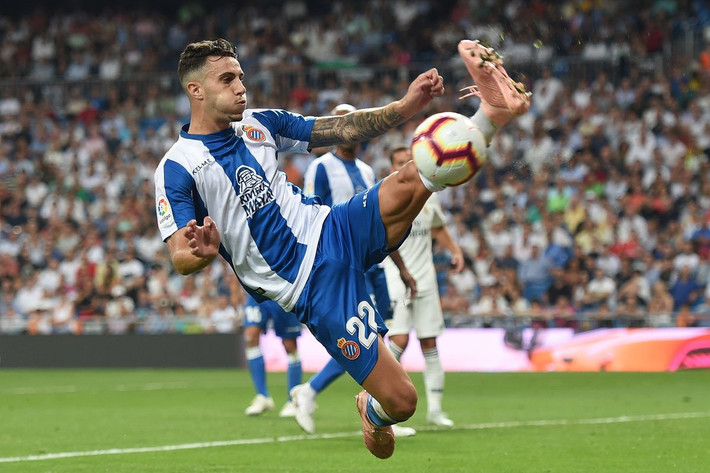 Theo tin từ Marca, Real Madrid đang vô cùng mừng khi biết tin Arsenal đã theo sát "Ramos đệ nhị" là Mario Hermoso. Nếu thương vụ này thành công thì đội chủ sân Bernabeu sẽ được hưởng lợi bên vì có công đào tạo bên cạnh đội bóng chủ sở hữu là Espanyol.