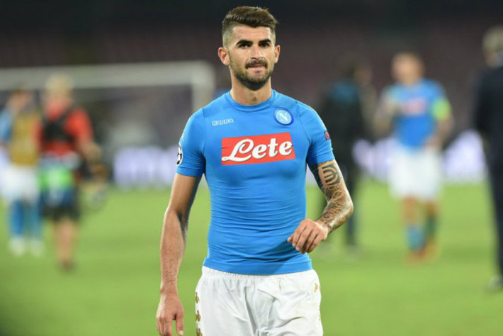 Hậu vệ CLB Napoli, Elseid Hysaj, đang rất được 2 gã khổng lồ của bóng đá Anh là Chelsea và MU quan tâm.