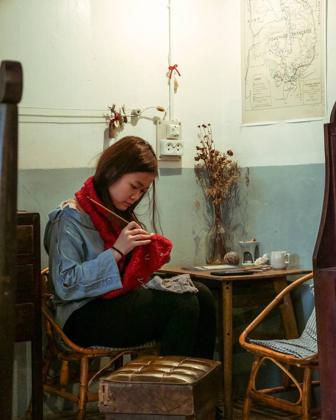 Gió mùa Đông Bắc về, ngồi chiếc ghế mây bên góc nhà, cô gái ngồi đan từng chiếc khăn len khiến không gian của The Little Plan trở nên ấm áp đến lạ kì.