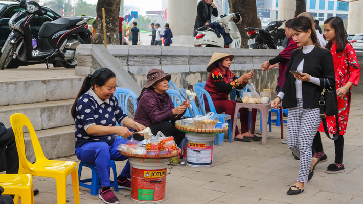 Ngoài cổng đền Voi Phục nhiều mặt hàng ăn uống như kẹo kéo, kẹo mạch nha được bày bán để phục vụ khách. Nhưng tất cả những hàng quán trên đều được quản lý nghiêm ngặt để ngăn tình trạng chặt chém.
