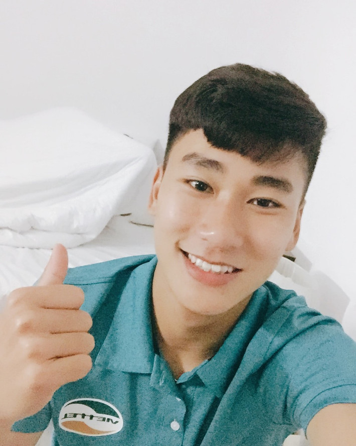 Thời gian qua, NHM bóng đá nước nhà ngày càng "khai quật" được nhiều cầu thủ vừa tài năng, vừa sở hữu ngoại hình sáng trong số đó mới nhất có tiền đạo tuổi teen CLB Thể Công mang tên Nhâm Mạnh Dũng.