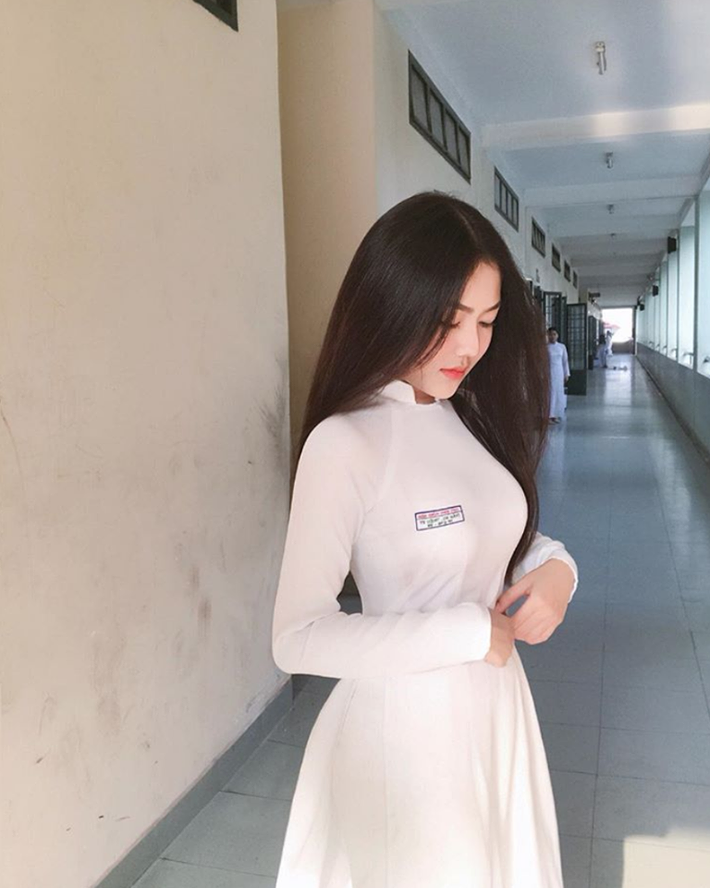 Nữ sinh 10X Sài thành được dân mạng nhắc tới có nickname là @jenny__tr. Cô nàng này gây chú ý gương mặt xinh đẹp sắc sảo, vóc dáng gây ấn tượng và cái tên đặc biệt là Triệu Vy.