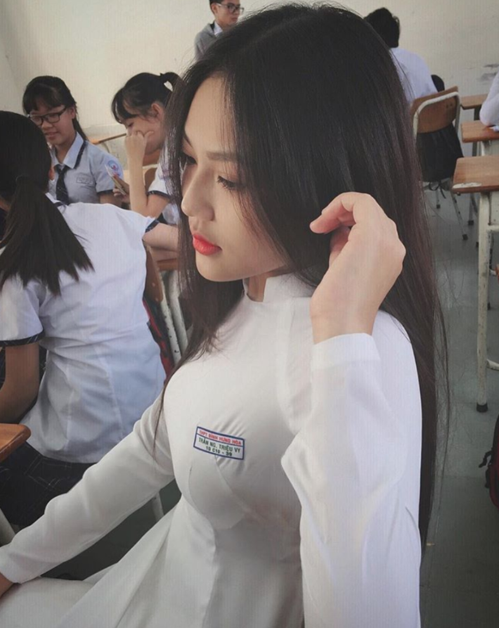 Triệu Vy chia sẻ nguồn gốc cái tên của mình xuất phát từ việc mẹ quá mê phim Hoàn Châu Cách Cách nên đã quyết định đặt tên con gái theo thần tượng trong phim.