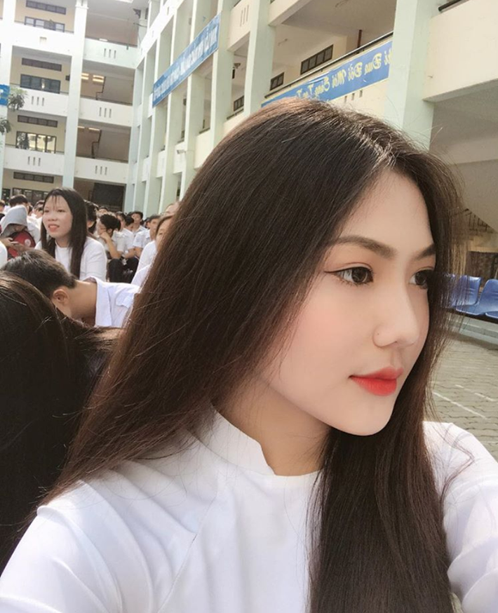 Những bức ảnh khoe khoảnh khắc đẹp trong tà áo dài của Triệu Vy, bên cạnh lời bình luận khen ngợi thì cũng có không ít ý kiến săm soi, lời khiếm nhã nhắm vào vóc dáng và vòng 1 quá nổi bật của nữ sinh Sài Gòn này.