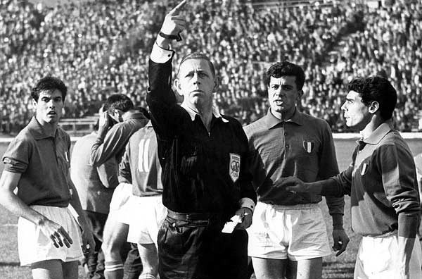 Giorgio đã vào bóng thô bạo chỉ sau 8 phút thi đấu và cuối cùng Italia nhận thất bại 0-2 trước Chile.