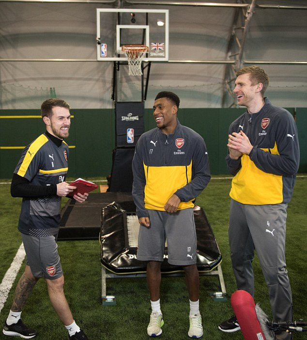 Alex Iwobi tuyên bố, Arsenal hiện tại là một tập thể gắn kết và đều hy vọng Aaron Ramsey sẽ tiếp tục gắn bó với sân Emirates bất chấp cuộc đàm phán gia hạn hợp đồng đang khá bế tắc.