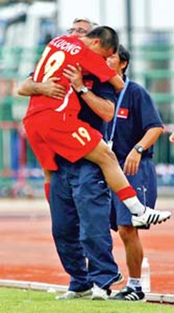 Với bàn thắng của Vũ Phong đã giúp ĐT Việt Nam vượt qua ĐT Malaysia với tỷ số 3-2 để mở rộng đường vào vòng trong AFF Suzuki Cup 2008 với ngôi thứ 2 bảng đấu có Thái Lan.