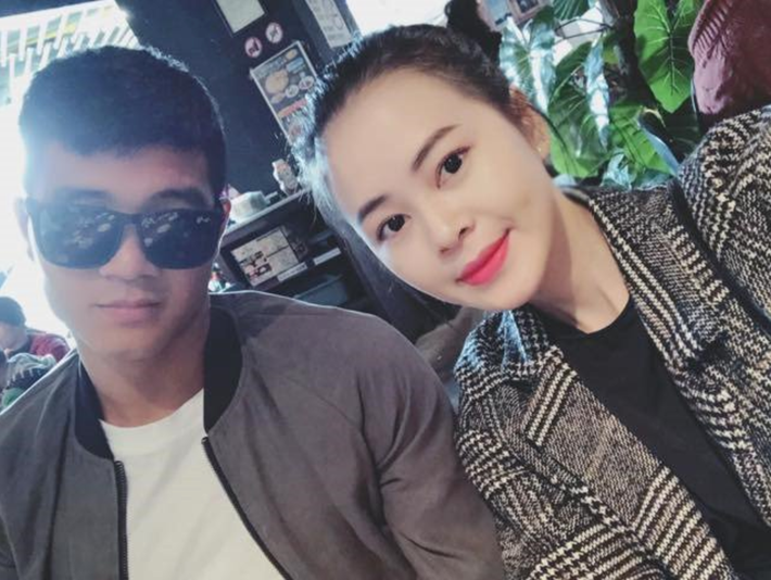 Cô gái được cho là người yêu của Đức Chinh tên B.H.Y. Cô bạn có gương mặt cực xinh xắn và thân hình khá bốc lửa.