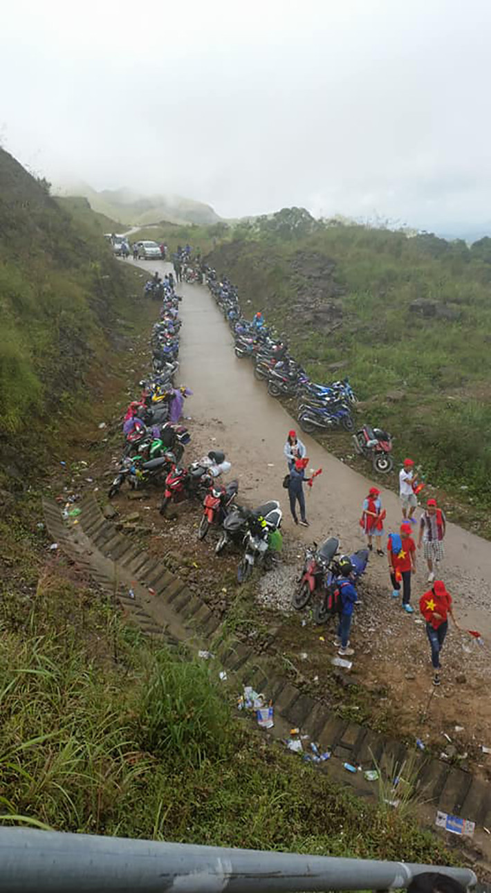 Ngay bên dưới bài viết, đa phần các dân mạng đều vô cùng bức xúc về chuyện ý thức con người trước hình ảnh rác thải ở Bình Liêu làm ảnh hưởng đến cảnh quan xung quanh.