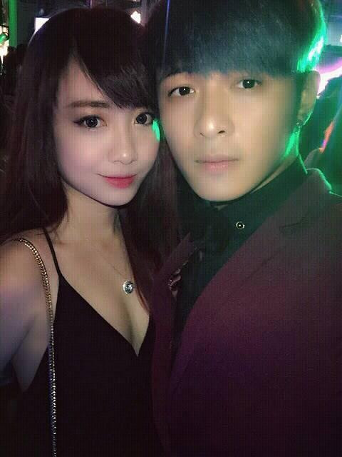 Nổi lên từ vai diễn trong sitcom "Gia đình là số 1", Gin Tuấn Kiệt trở thành gương mặt được nhiều bạn trẻ yêu thích nhờ lối diễn tự nhiên, thú vị và đặc biệt là ngoại hình điển trai hot boy. Dù rất kín tiếng trong cuộc sống riêng tư nhưng mới đây, dân mạng đã tìm ra danh tính cô bạn gái xinh như hot girl của diễn viên sở hữu vẻ ngoài nam thần này.